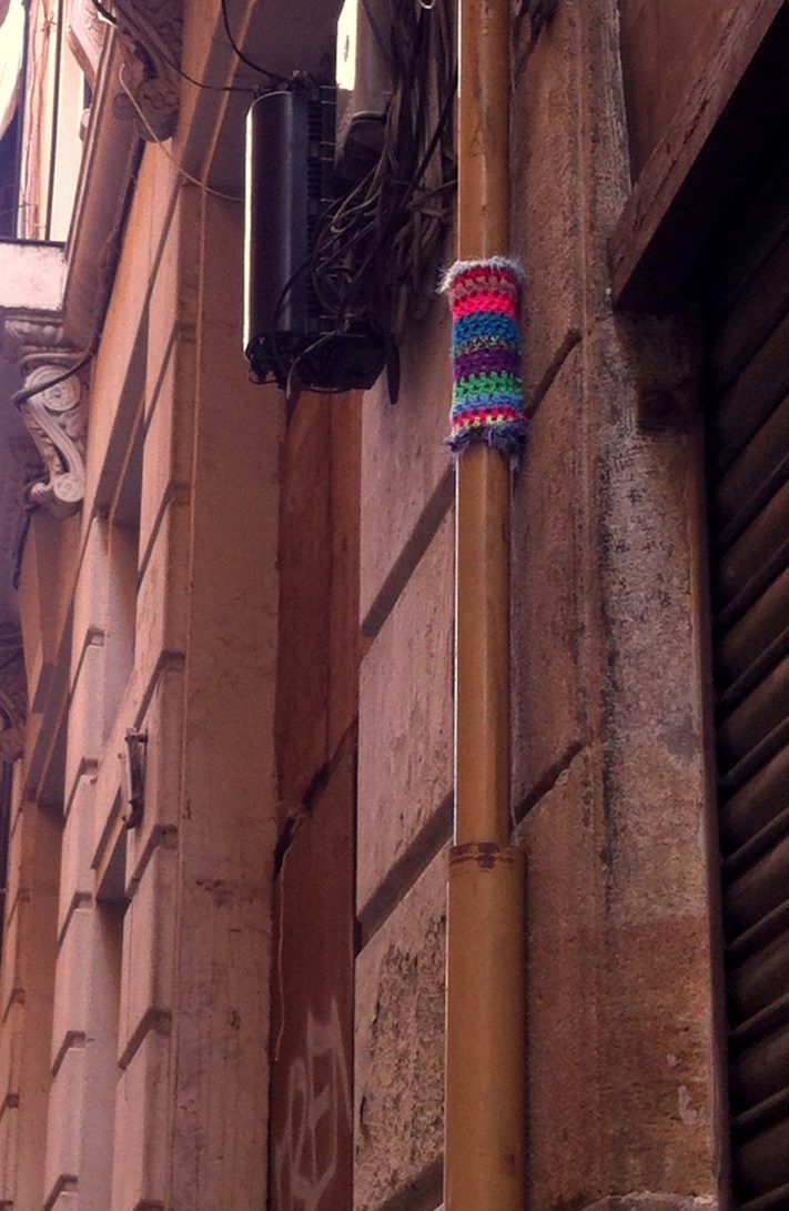 bonowaps_yarnbombing_calle_sant_climent_barcelona
