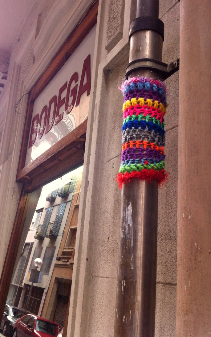 bonowaps_yarnbombing_detalle_la_bodeguita_calle_bisbelaguarda_barcelona