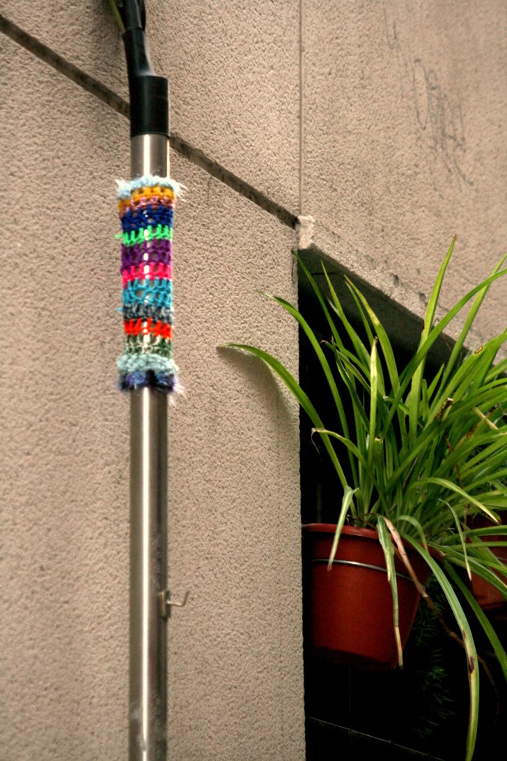 bonowaps_yarnbombing_carretes_bienvenido_detalle