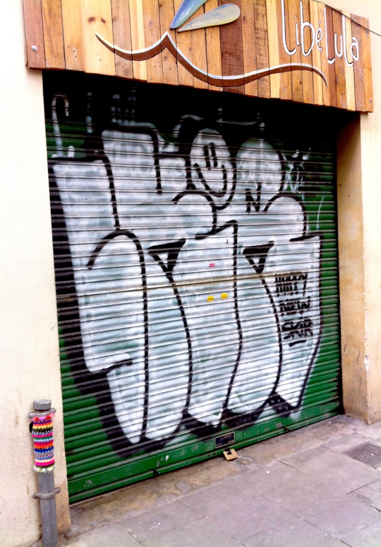 bonowaps_yarnbombing_bar_libelula1_reina_amalia