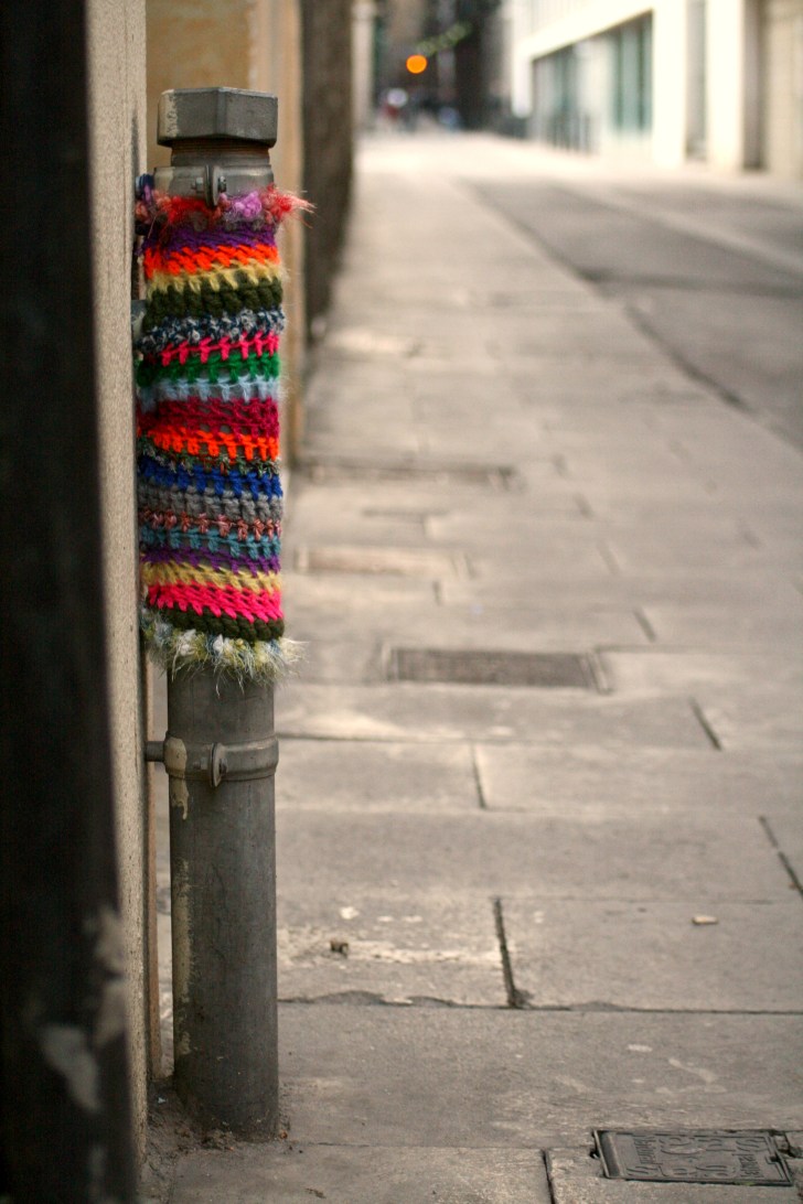 bonowaps_yarnbombing_reina_amalia_bar_libelula_detalle