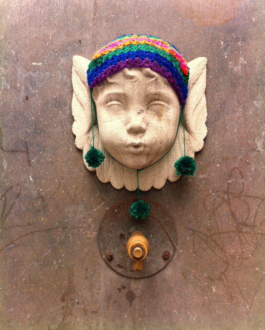 plaza-padro-yarnbombing-bonowaps-angel2