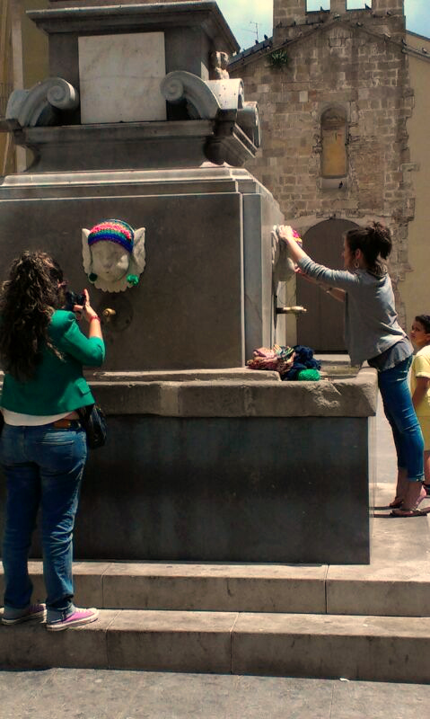 plaza-padro-yarnbombing-bonowaps-fuente-instalando